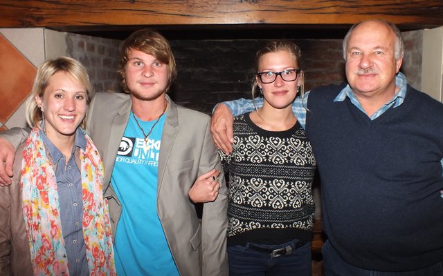  Vlnr is Karli van Straten, Dickie Chivell, Sanchia Chivell en Wilfred Chivell tydens ‘n Mariene-aand waartydens hulle wedervaringe aan die Nieu-Seelandse Kuslyn aan gaste oorgedra is